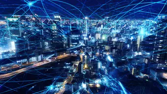 Miasto nocą w niebieskich barwach