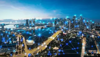 Widok na miasto z lotu ptaka z nałożoną mapą połączonych punktów